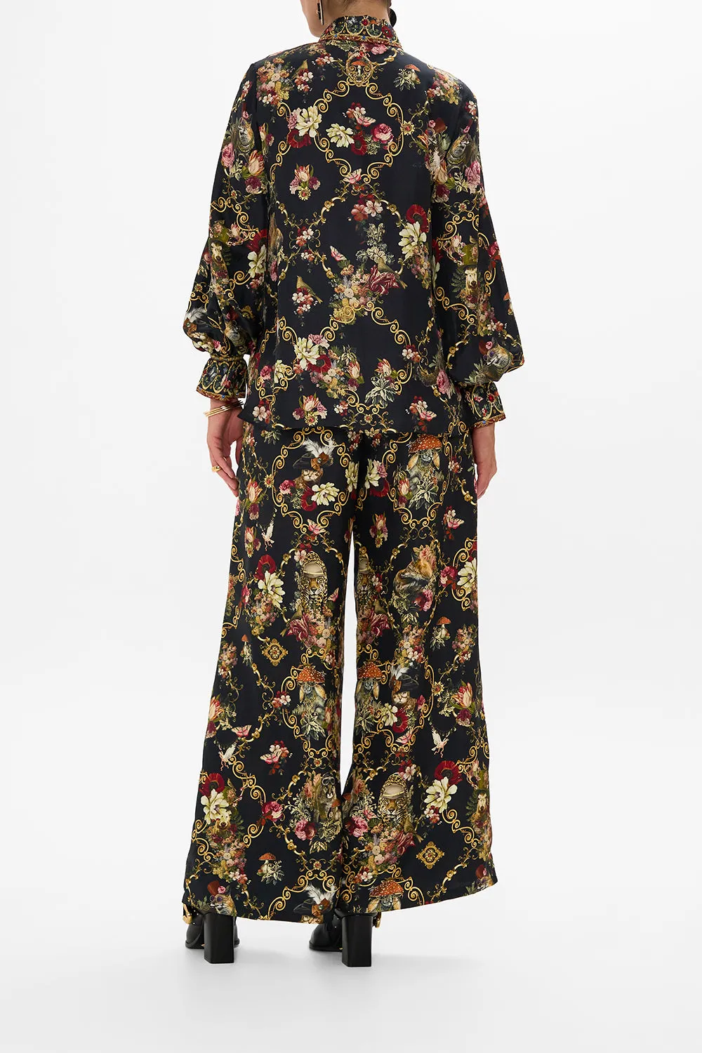 CURVED COLLAR BLOUSE WITH POCKETS TOLD IN THE TAPESTRY