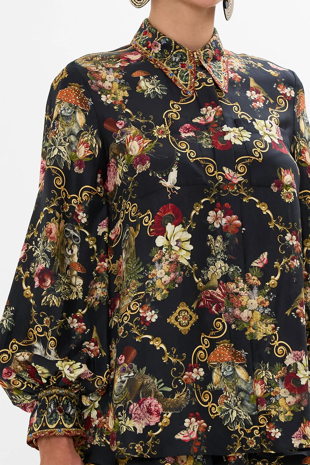 CURVED COLLAR BLOUSE WITH POCKETS TOLD IN THE TAPESTRY
