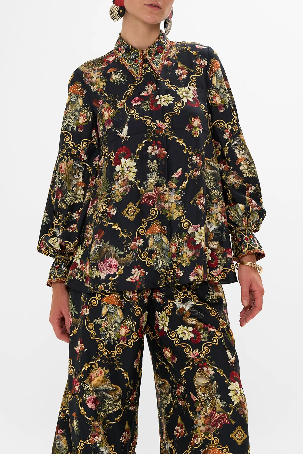 CURVED COLLAR BLOUSE WITH POCKETS TOLD IN THE TAPESTRY