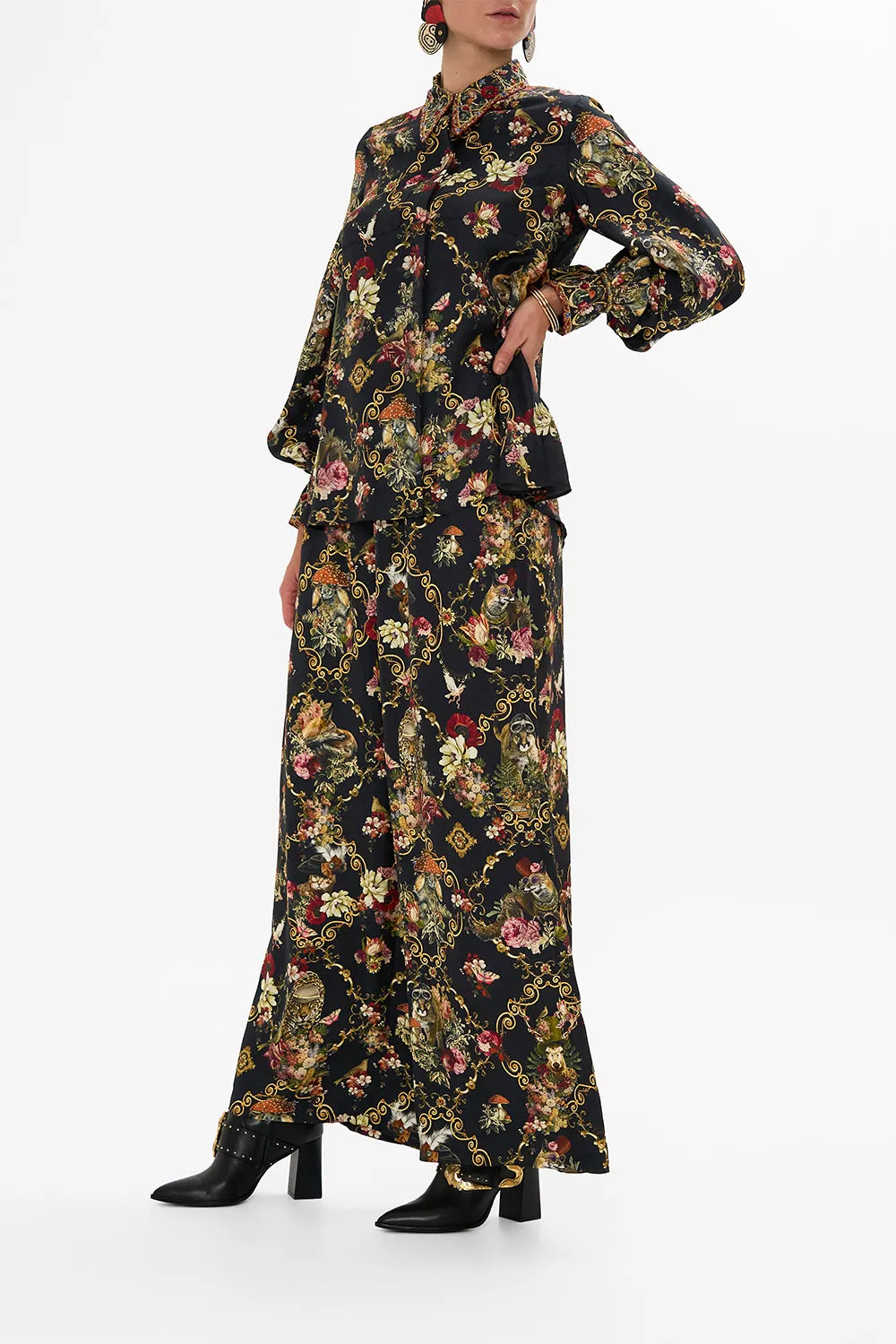 CURVED COLLAR BLOUSE WITH POCKETS TOLD IN THE TAPESTRY